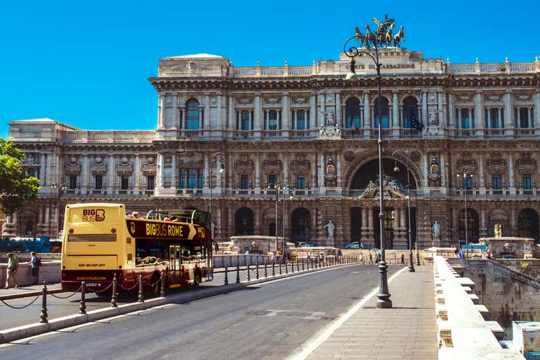 L'autobud passa accanto alla Corte Suprema di Cassazione di Roma