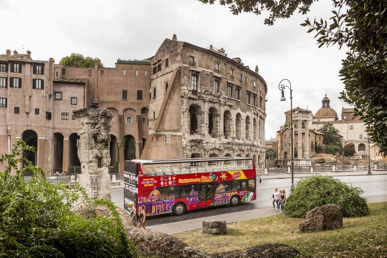 Passando accanto al Colosseo di Roma