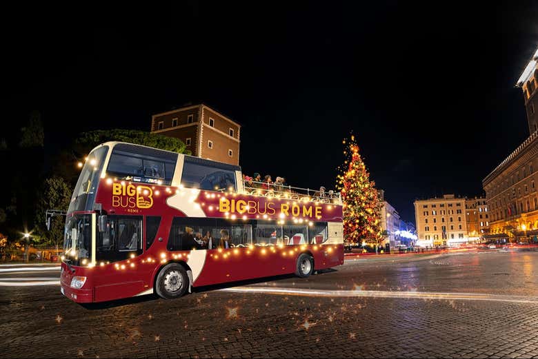 L'autobus natalizio per le strade di Roma