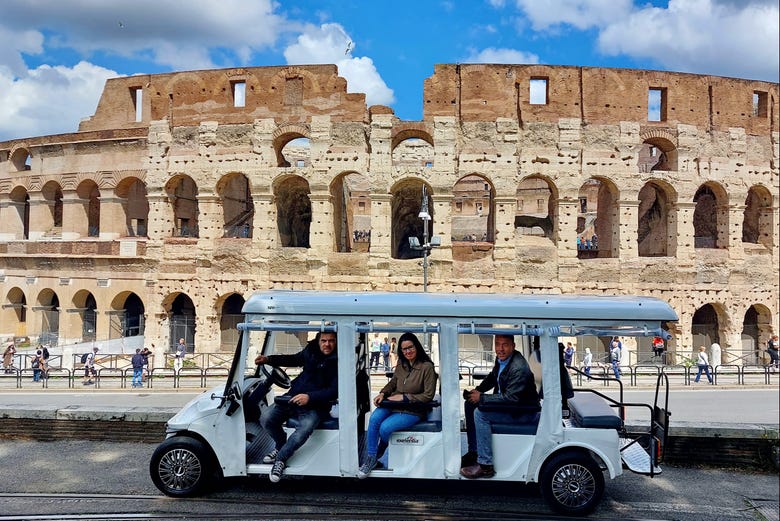 L'auto elettrica di fronte al Colosseo 