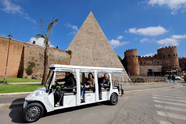 L'auto passa accanto alla Piramide Cestia