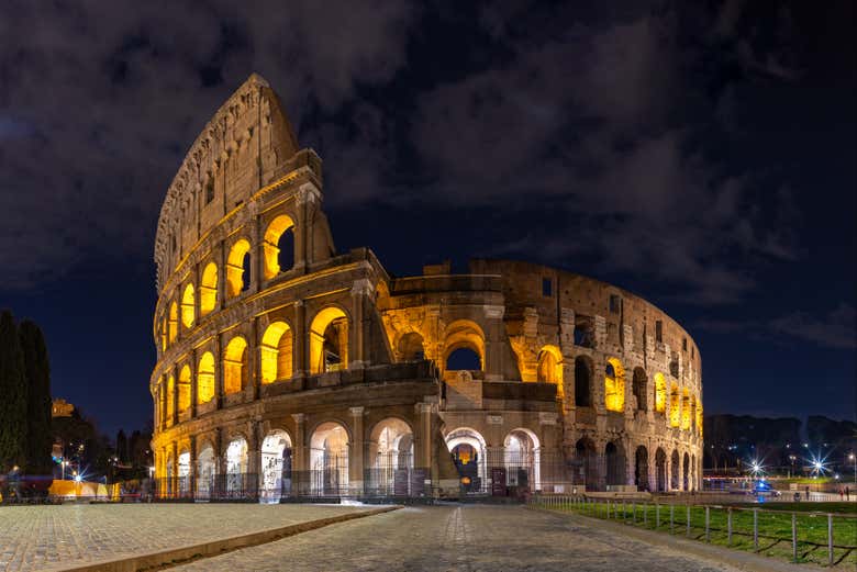 Il Colosseo illuminato di sera
