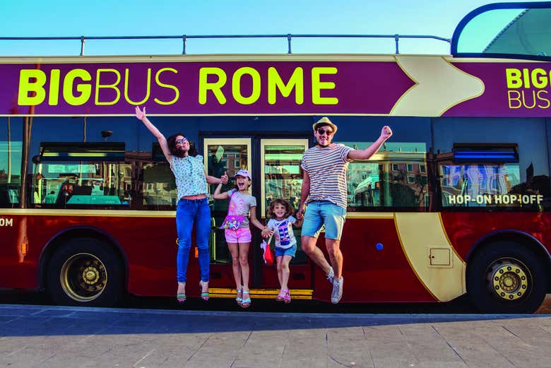 Una famiglia accanto all'autobus turistico di Roma Roma