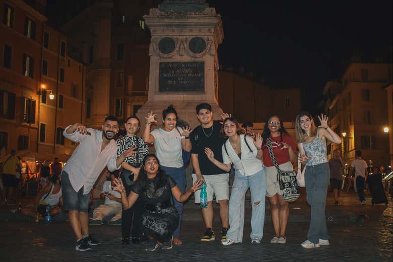 Una foto di gruppo a Campo de' Fiori