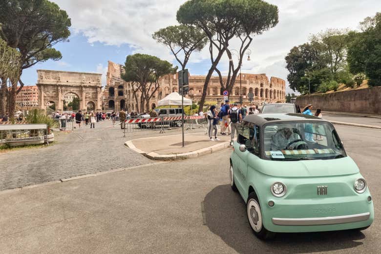 Una fiat topolino a Roma