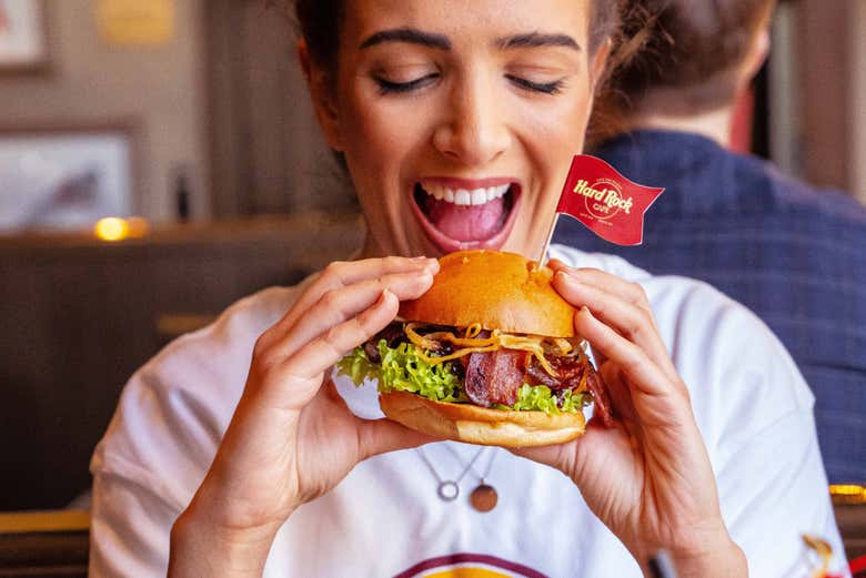 Un delizioso hamburger all'Hard Rock Cafe Roma