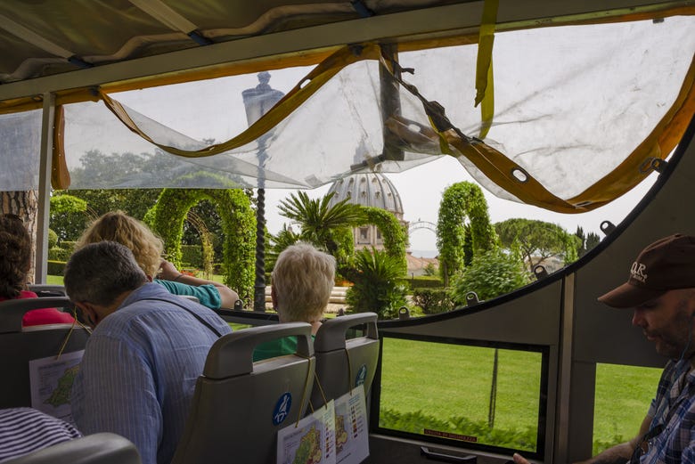 Contemplando i Giardini Vaticani a bordo del minibus