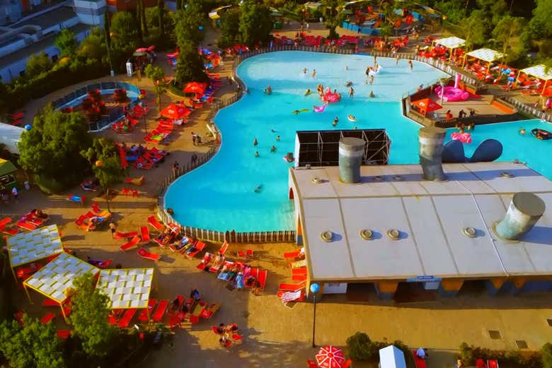 Nella Cinepiscina potrete fare il bagno guardando un film