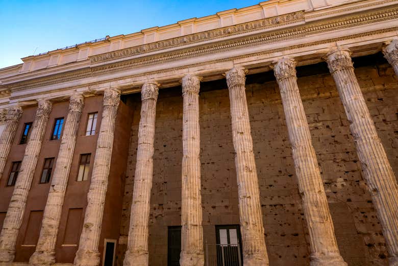 La facciata del Tempio di Adriano