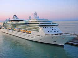 Nave da crociera salpando nel Porto di Civitavecchia