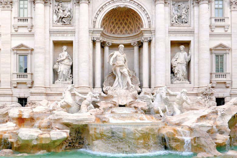Vista frontale della Fontana di Trevi